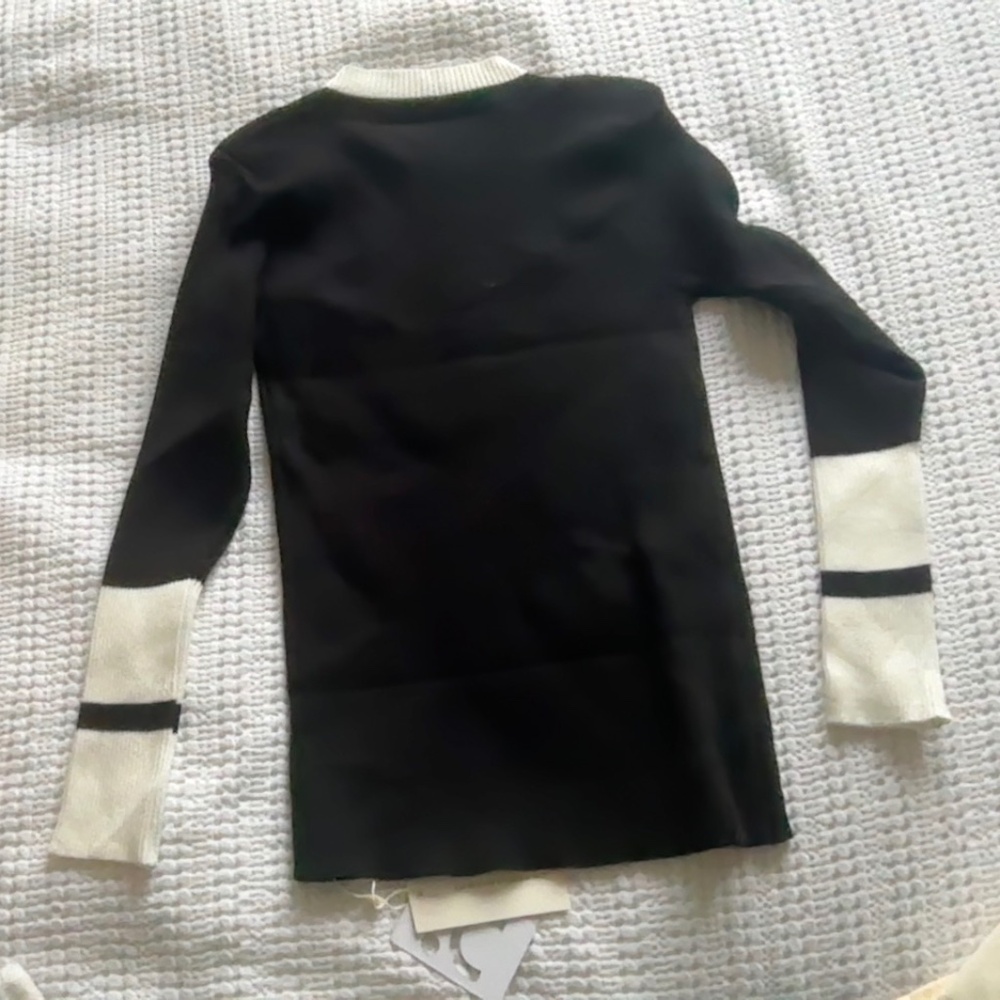 Commense Contrast Trim Slit Stretch Knit Top